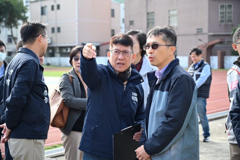 新竹縣學生數持續成長,林思銘率財委會考察校園體育設施改善狀況。(圖/林思銘國會辦公室)