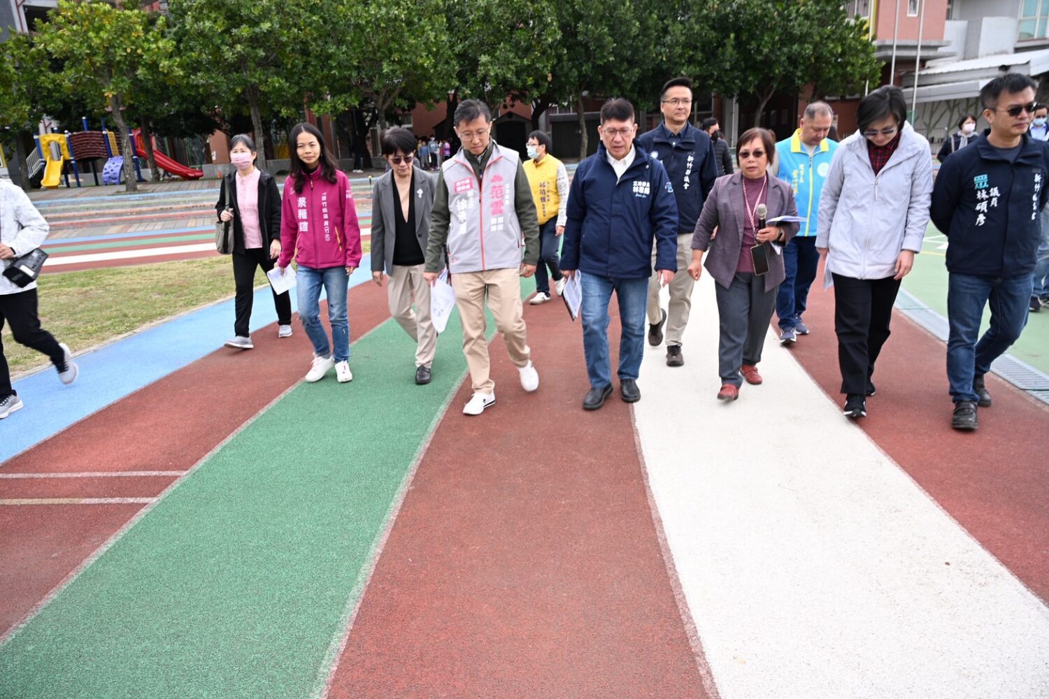 林思銘率財委會考察團針對校園體育基礎設施改善計畫進行實地檢視並聽取校方說明。(圖/林思銘國會辦公室)