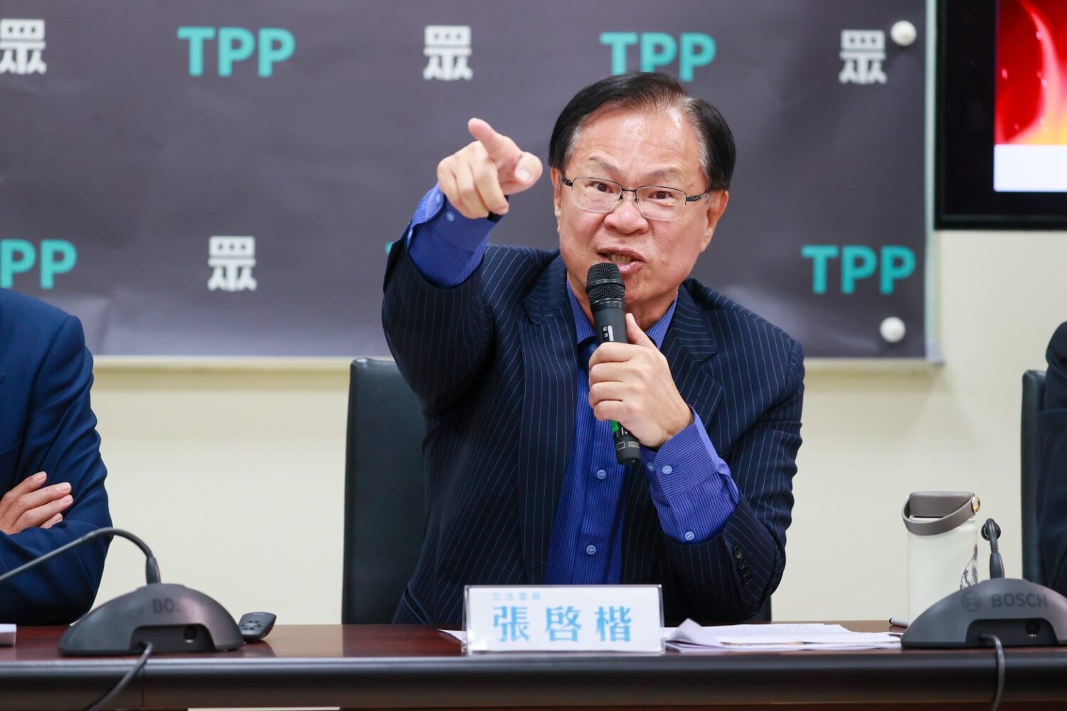 張啓楷痛批，「再窮不能窮孩子，總統可以這樣對待人民嗎？」。(圖／民眾黨)