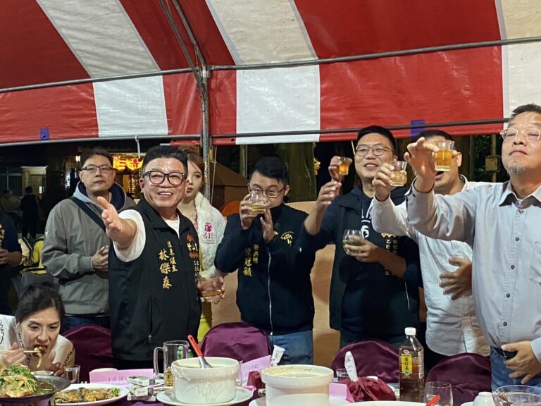 艋舺青山宮歡慶建宮170週年,今年爐主由北市大安區知名「方場家具」董事長林傑森擲筊獲選,為人海派 交友廣闊。(記者 包克明攝)