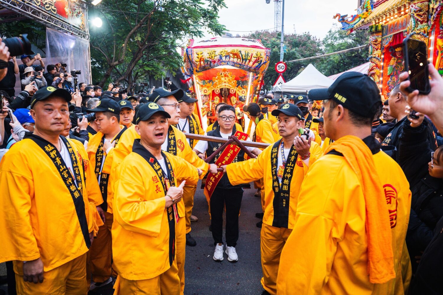 艋舺青山宮主祀靈安尊王暗訪遶境，賜福闔家平安，爐主林傑森扛轎起駕。(記者 包克明攝)