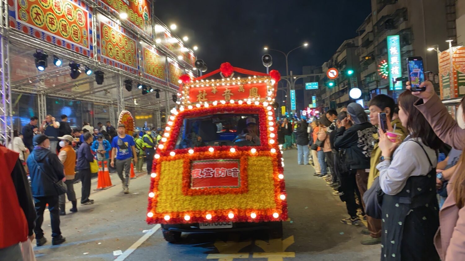 艋舺青山宮主祀靈安尊王夜查暗訪活動前導車。(記者 包克明攝)
