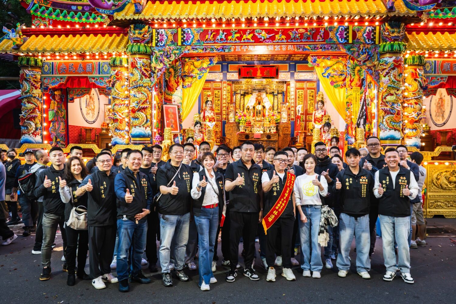 艋舺青山宮歡慶建宮170週年，知名「方場家具」董事長林傑森擲筊獲選今年爐主，他為人海派 交友廣闊，和眾多好友在爐主壇前恭迎王爺聖駕。(記者 包克明攝)