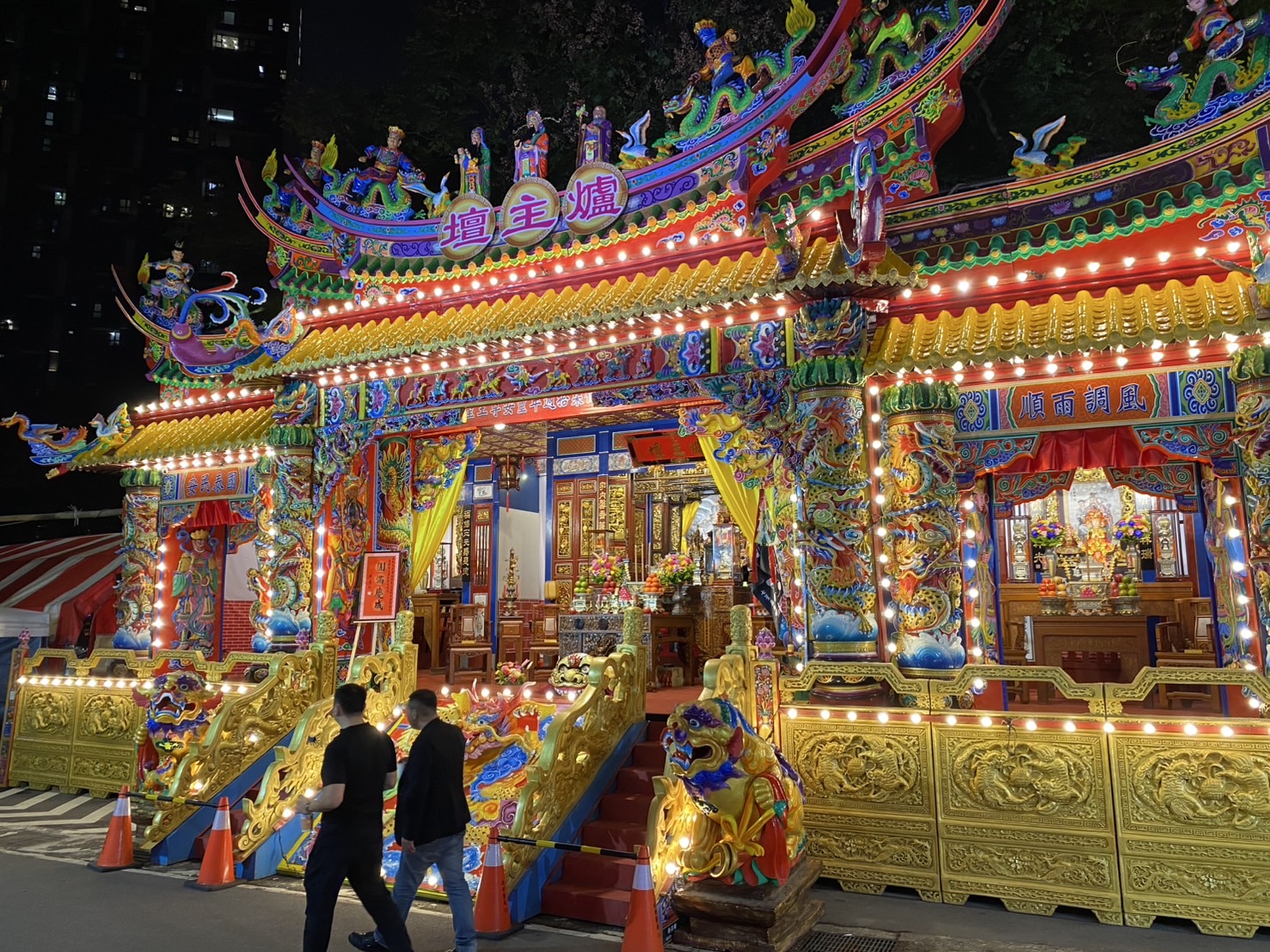 爐主「方場家具」董事長林傑森席開50桌熱情款待參與遶境的隊伍與信眾。(記者 包克明攝)