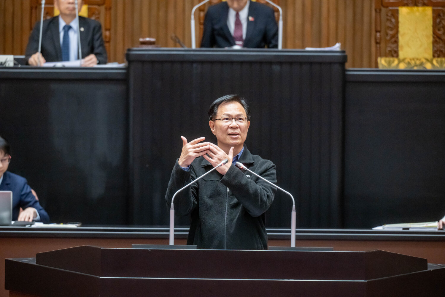 張啓楷指出,過度削減年金已產生明顯後遺症,包括公務人員報考人數大幅下滑,影響行政體系穩定與國家政策品質。(圖/張啓楷國會辦公室)