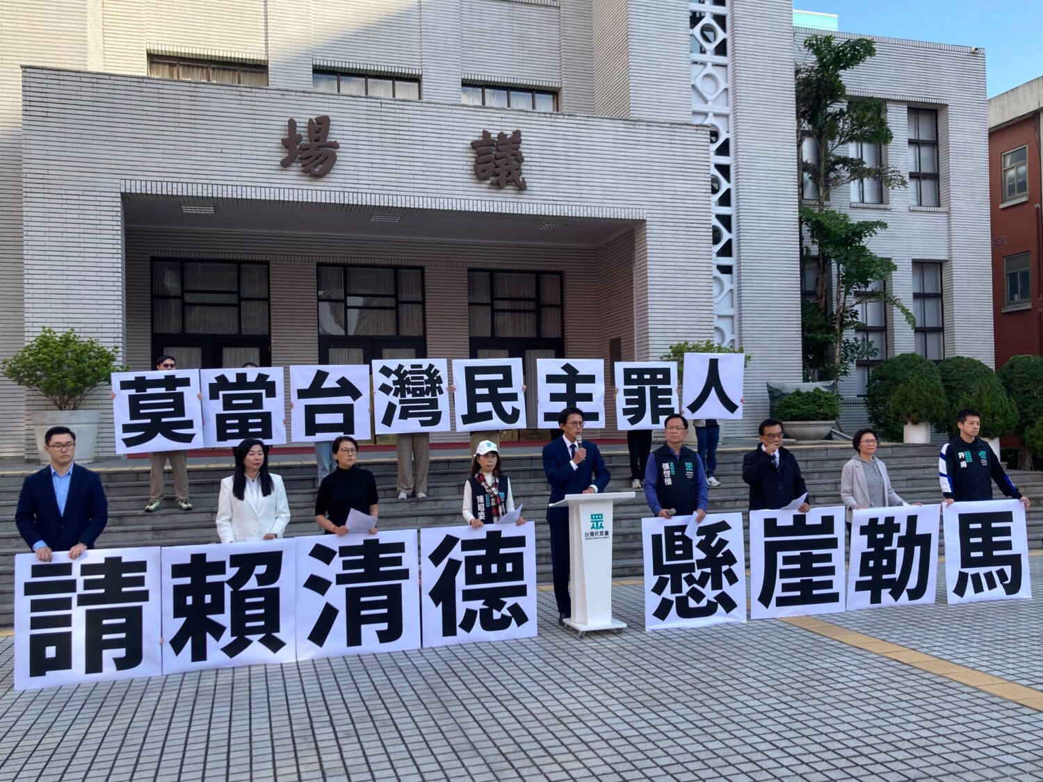 民眾黨強調，行政院針對國會三讀通過的法律，已依法提出覆議並遭否決，依憲法增修條文第三條規定，行政院長「應即接受該決議」。(記者翻攝)