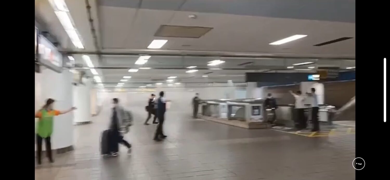 台北車站19日傍晚發生無差別殺人事件，現場值勤員警緊急指揮疏散乘客。(圖／警方提供)