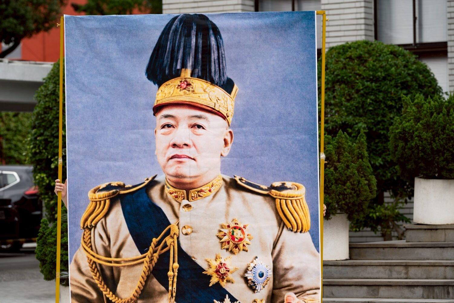 記者會一開始,民眾黨團展開賴清德總統與袁世凱的合成海報,諷刺賴清德猶如袁世凱,破壞國家體制、意圖稱帝。(圖/民眾黨)