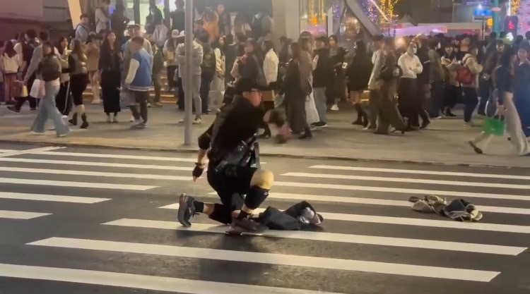 台北車站、台北捷運19日傍晚發生無差別殺人事件，通緝犯張文在馬路上投擲煙霧彈，製造濃煙恐慌。(圖／警方提供)