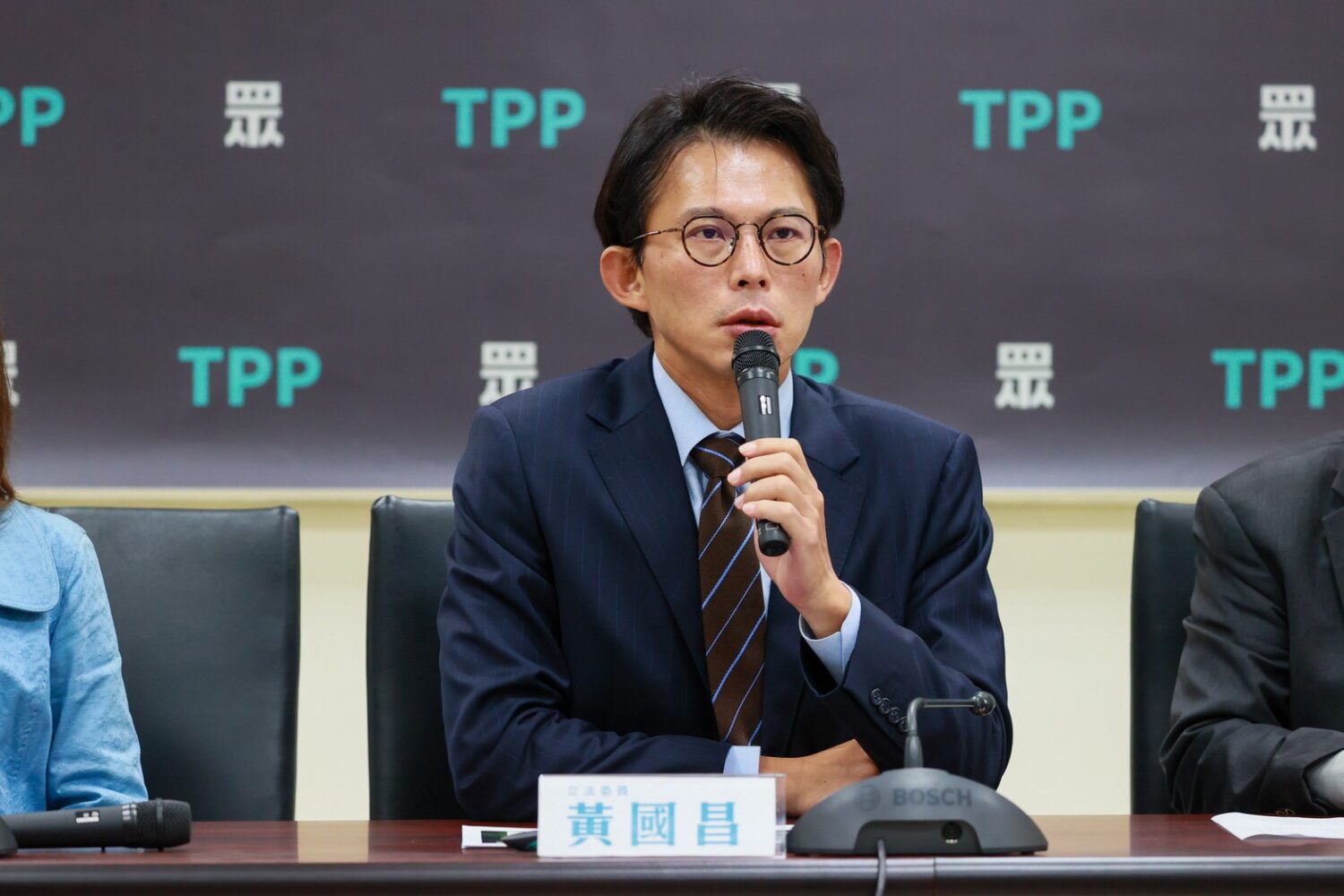 黃國昌指出，憲法法庭未達法定人數卻強行開庭，形同非法組織運作，其中甚至有大法官於意見書中坦承會議未達門檻，卻仍作出判決，重創司法公信力。（圖／民眾黨團）