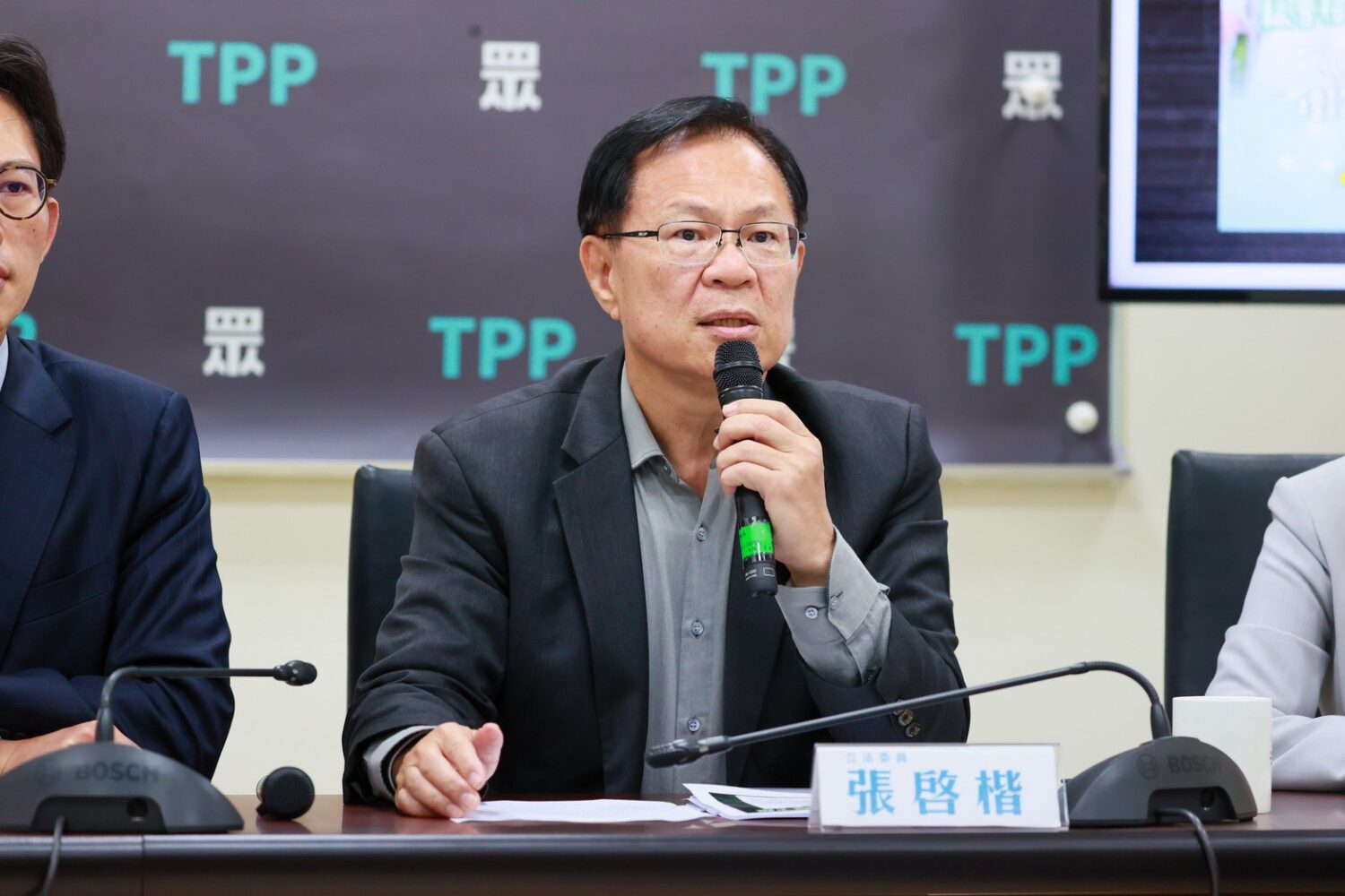 張啓楷表示，無論是公司股東會或社區管委會，人數不足都無法開會，憲法法庭卻由五人強行作成裁定，正當性甚至不如一般民間組織。（圖／民眾黨團）