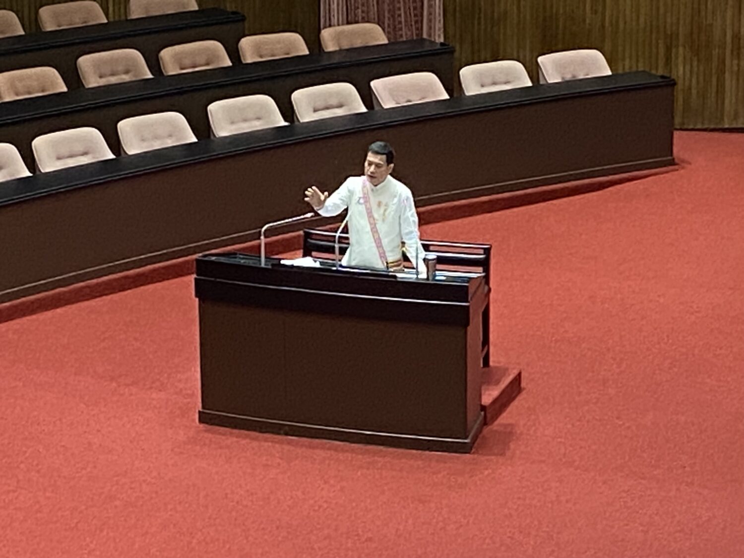 黃仁促成行政院依風災特別條例編列特別預算，進而推動「台東縣纜線地下化20年工程計畫」。(圖／黃仁國會辦公室)