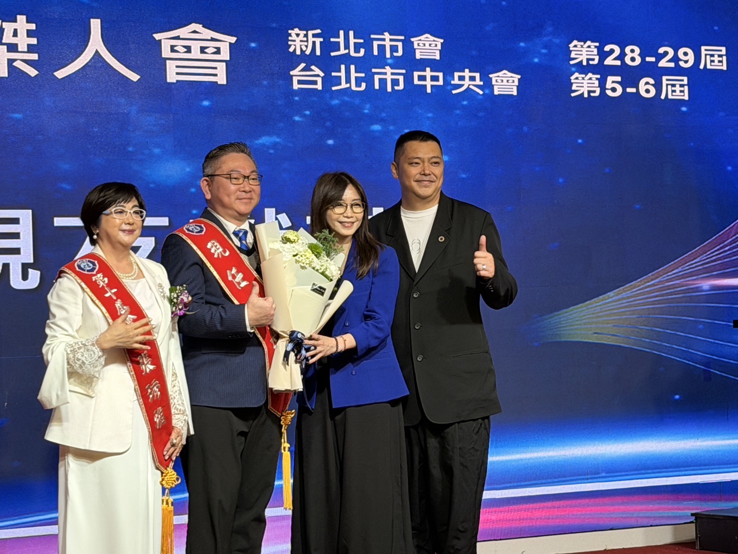 徐若瑄獲頒國際傑人會新北市會榮譽會友，徐若瑄胞姊(右2)代表出席領獎。(記者翻攝)