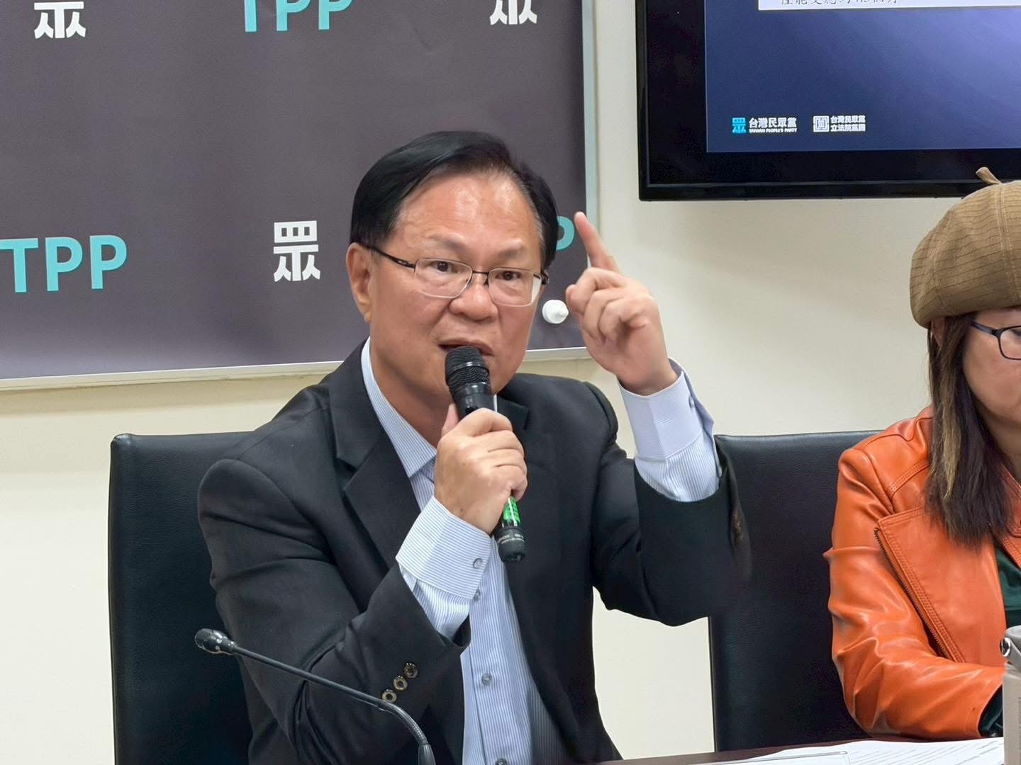 張啓楷指出，嘉義市明年度總預算約211億元，行政院卻「違法亂紀」大砍地方補助款69億元，砍幅超過三分之一，為全台各縣市之最，形同「欺負嘉義人」。（圖／張啓楷國會辦公室)