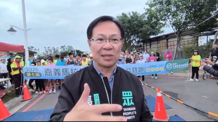張啓楷今日出席嘉義市一項馬拉松公益路跑活動，在起跑線前受訪。（圖／張啓楷國會辦公室）
