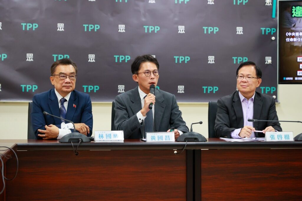 民眾黨立法院黨團召開記者會，總召黃國昌、副總召張啓楷及立委黃珊珊、林國成聯手說明三讀通過《詐欺犯罪危害防制條例》及《勞工保險條例》第66、69條修正案修法重點。(圖／民眾黨團)