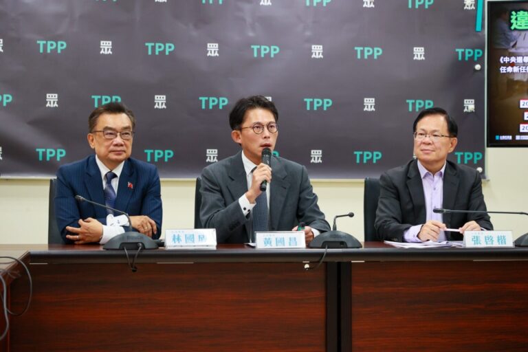 民眾黨立法院黨團召開記者會，總召黃國昌、副總召張啓楷及立委黃珊珊、林國成聯手說明三讀通過《詐欺犯罪危害防制條例》及《勞工保險條例》第66、69條修正案修法重點。(圖／民眾黨團)