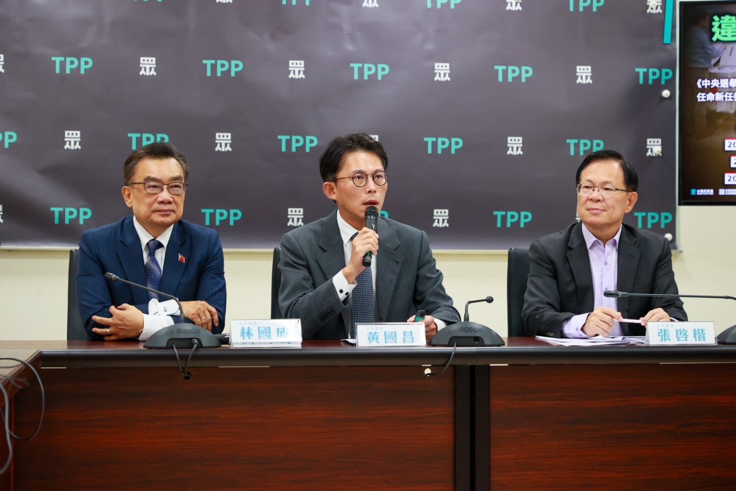 民眾黨立法院黨團召開記者會，總召黃國昌、副總召張啓楷及立委黃珊珊、林國成聯手說明三讀通過《詐欺犯罪危害防制條例》及《勞工保險條例》第66、69條修正案修法重點。(圖／民眾黨團)