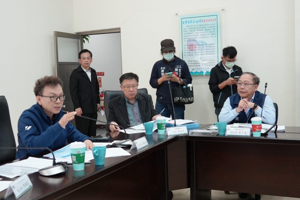 國民黨立法委員鄭正鈐帶隊，邀請經濟部水利署及台灣自來水公司前往新竹市實地考察供水建設情形。（記者翻攝）