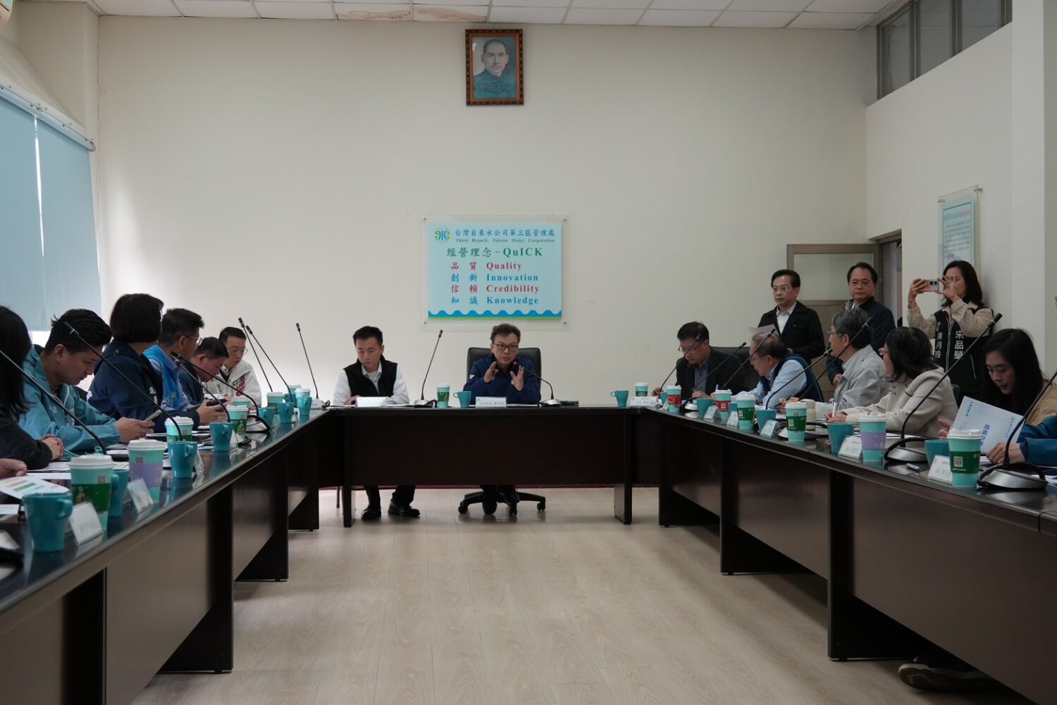 針對為新竹市中華路一段3戶居民長期無自來水可用的陳年問題，鄭正鈐指出，該案因地方自治條例與中央延管工程規定適用認定不同，導致行政權責卡關。（記者翻攝）