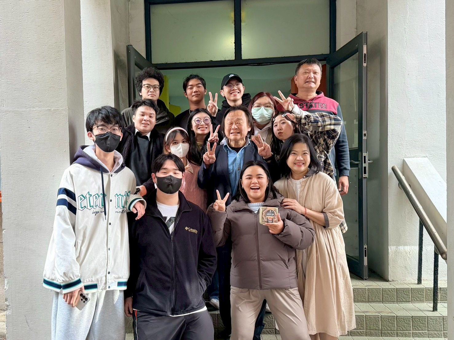 王世堅委員的進場引發了全校學生的高潮，學生們的尖叫聲簡直可以蓋過校園的鐘聲！(圖/台北海大 提供)