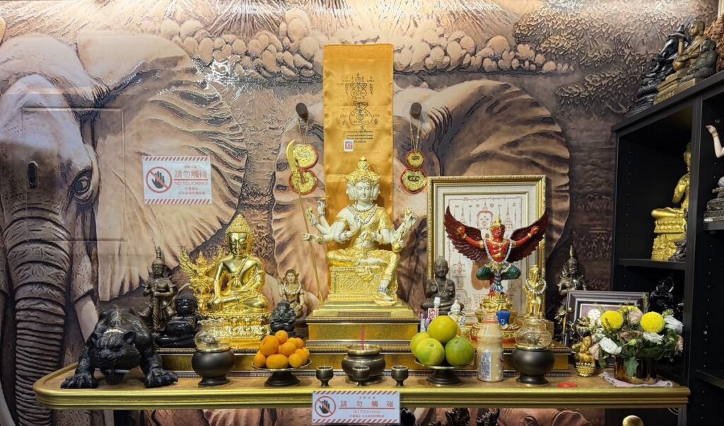 夢幻佛牌私人展示空間,以博物館級收藏方式呈現佛牌文化脈絡。(圖/夢幻佛牌 提供)