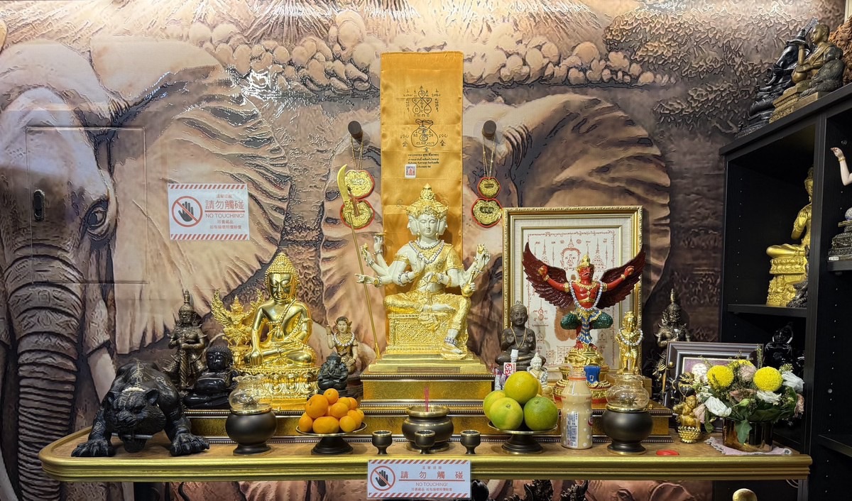 夢幻佛牌私人展示空間,以博物館級收藏方式呈現佛牌文化脈絡。(圖/夢幻佛牌 提供)