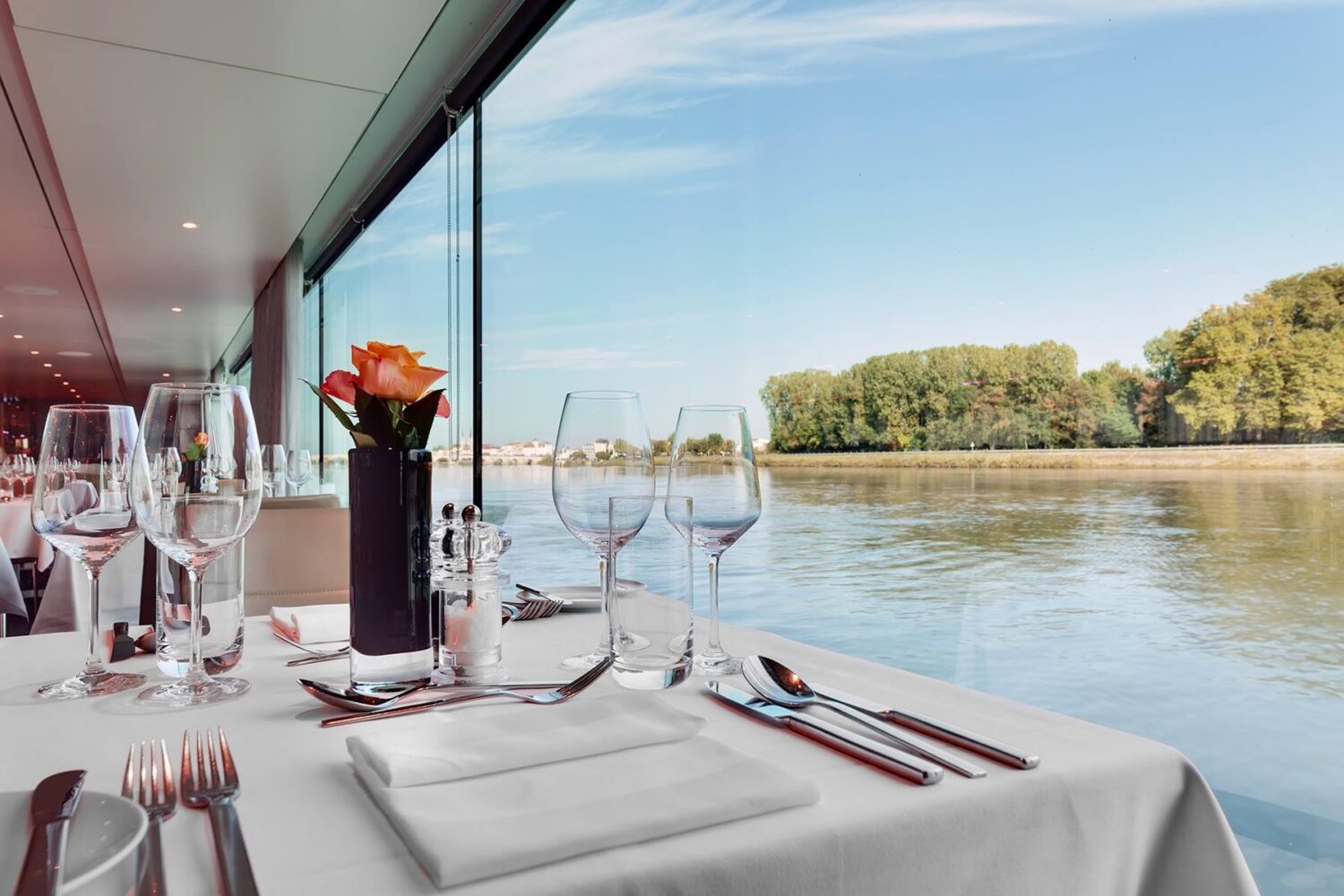 業者以象徵典雅、珍稀、穩定與永恆，也代表品牌對「台灣旅客專屬服務」的承諾。(圖/翡翠假期 提供)