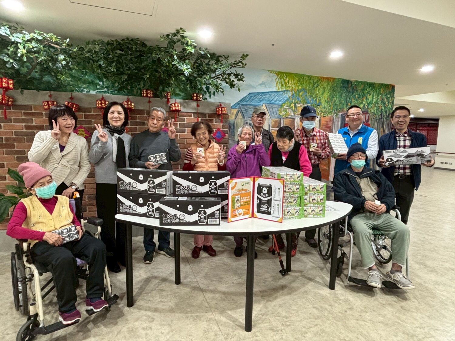 寒冬送暖,臺北市議會戴錫欽議長辦公室主任林伯修、臺北市食仙扶輪社社長高嘉鴻,前往紅心字會辦理的信義老人服務暨日照中心(廣慈、達仁)進行關懷。(圖/紅心字會 提供)