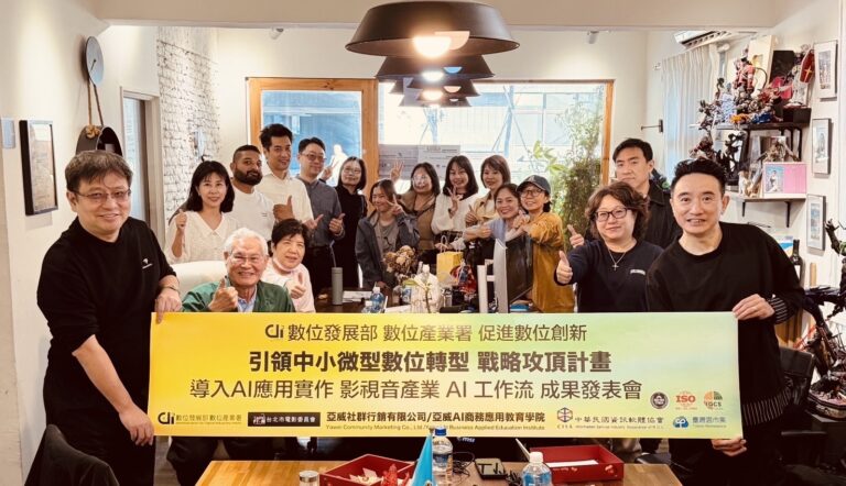 亞威教務長黃頌揚（左）學院執行長張楷文（右）帶領AI國家隊評鑑成果展發表。(圖/亞威AI商務應用教育學院 提供)