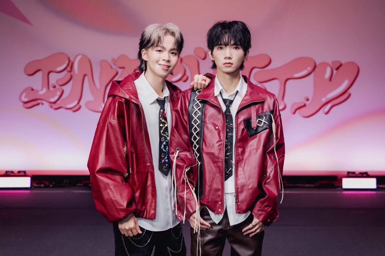 百萬人氣創作雙人組「黃氏兄弟」跨年當天，一日舉辦兩場《溫度祭》演唱會，陪粉絲迎接2026年的到來。(圖/PressPlay 提供)