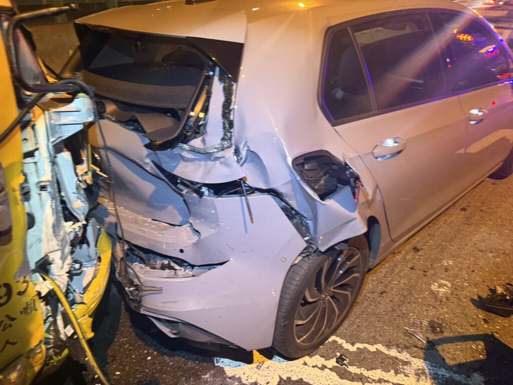 環保回收車不小心擦撞3車。(記者李健興翻攝)