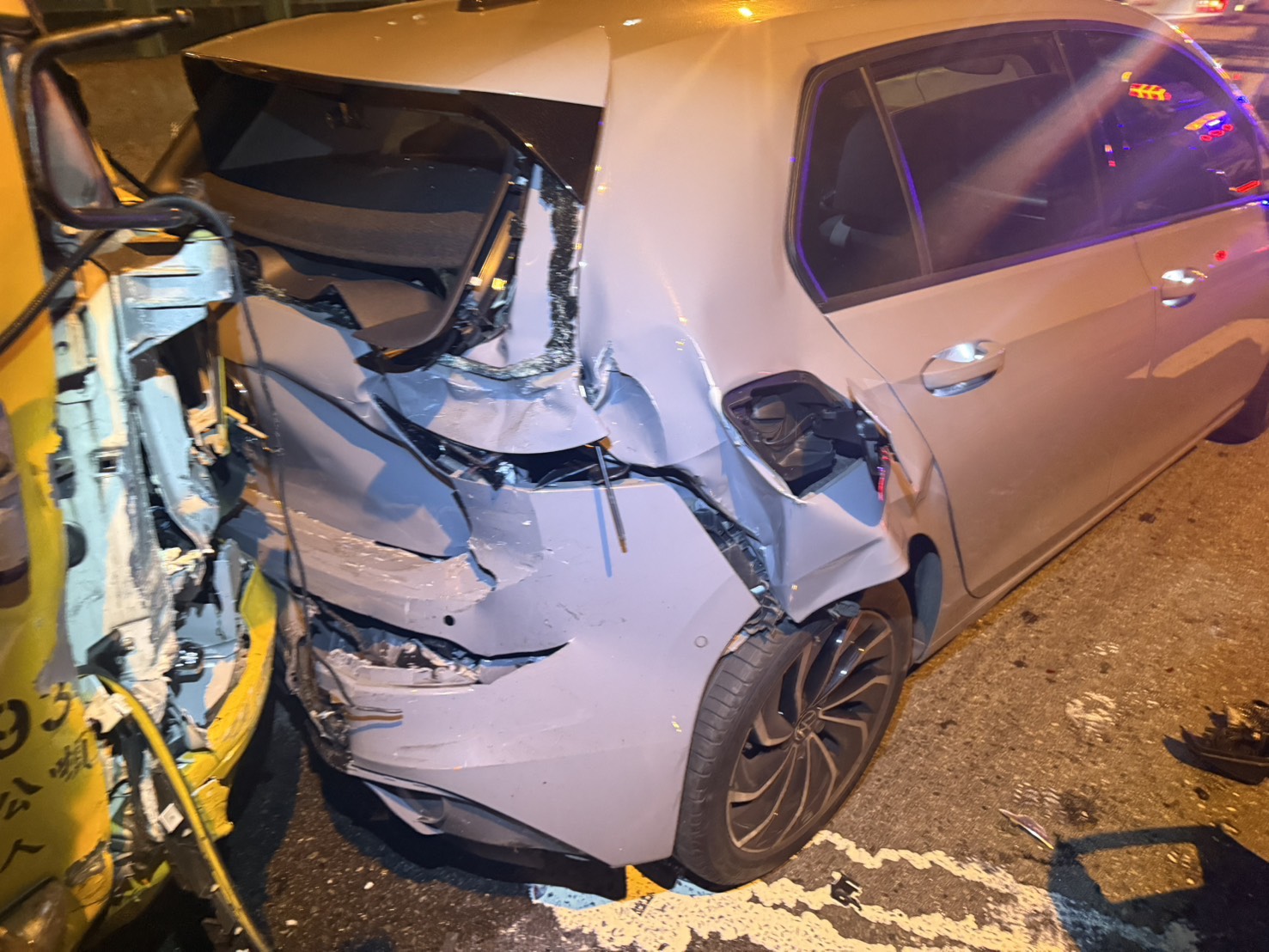 環保回收車不小心擦撞3車。(記者李健興翻攝)