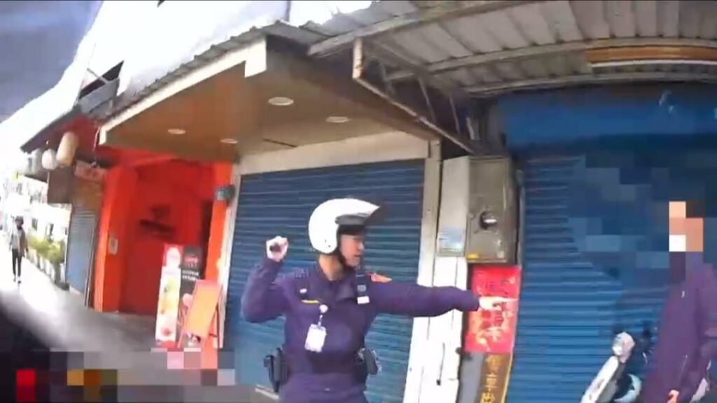 警員陳志瑋正欲逮捕犯嫌。(記者李健興翻攝)