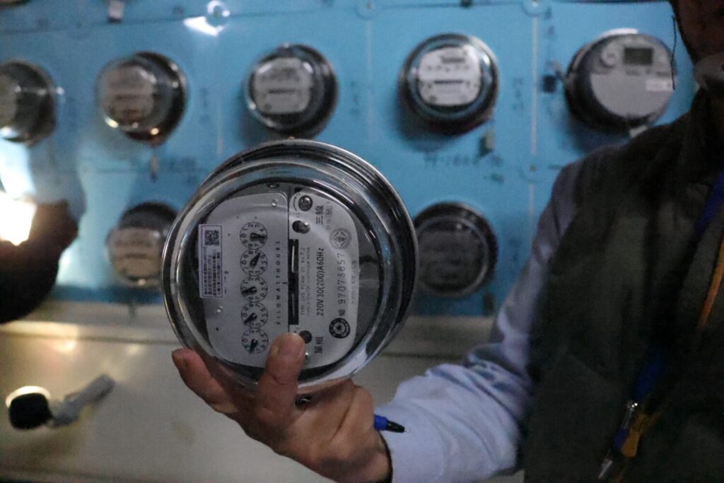 警方強勢斷水、斷電。(記者李健興翻攝)