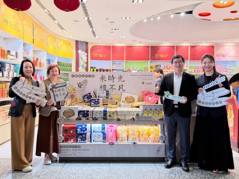 農糧署黃昭興副署長（右二）、昇恆昌王平副總經理（右一）、潘翠宜副總經理（左一）、桃園機場業務處副處長陳玲瑛（左二），一同啟動米糧精品伴手禮專區。（圖／農業部農糧署提供）