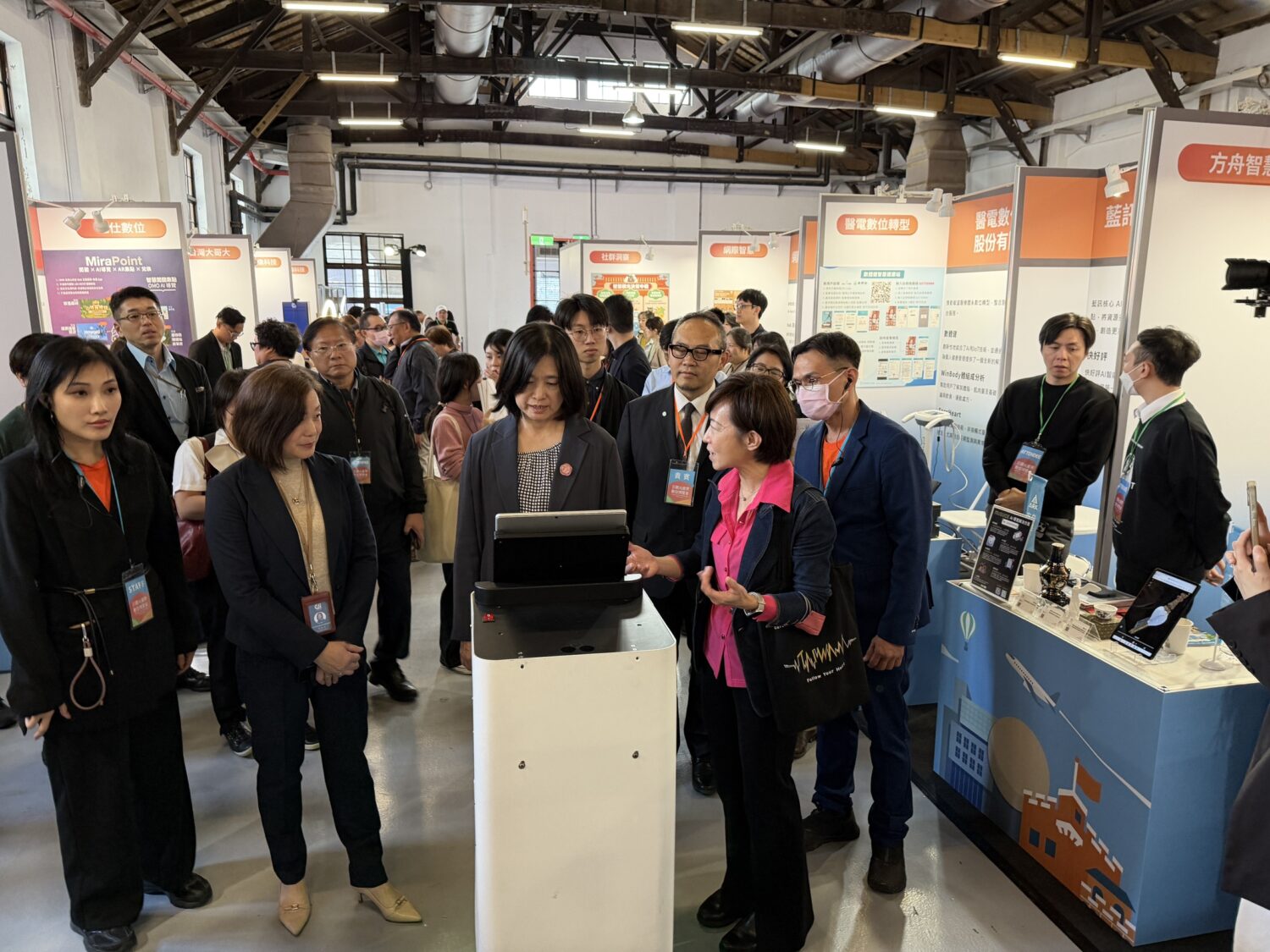 觀光署長陳玉秀參觀攤位，聽取業者介紹。(圖/交通部觀光署 提供)