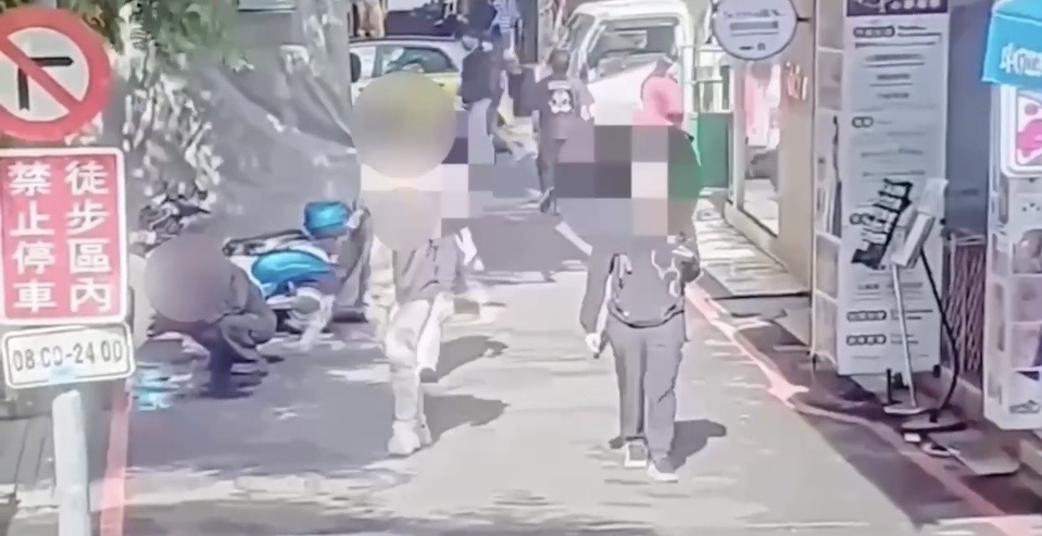 嫌犯前往案發地之影像畫面。