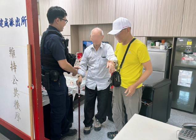 員警將老翁帶返所休息並補充水分。