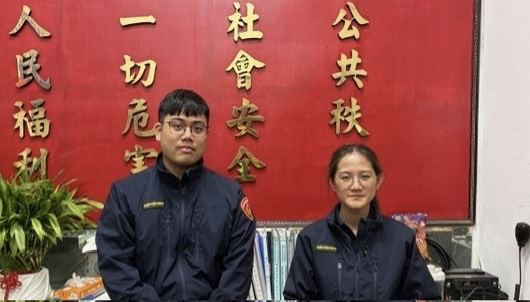 華江派出所警員施偉捷（左）、張秀如（右）。