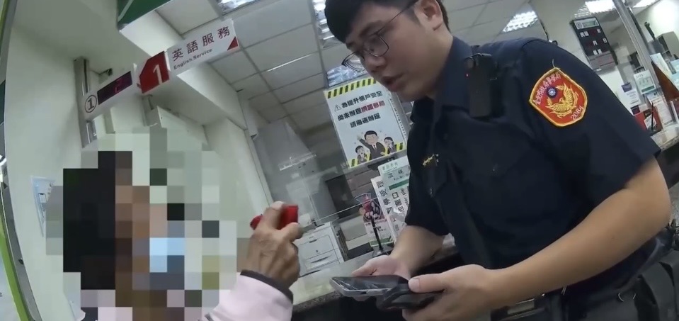 員警於現場詢問、關懷民眾。