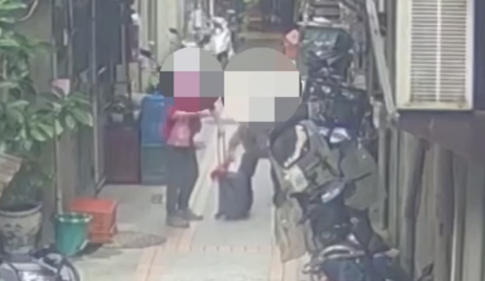 現場監視器拍攝到的嫌犯搶奪影像。