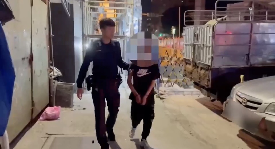 警方拘提嫌疑人上警車影像。