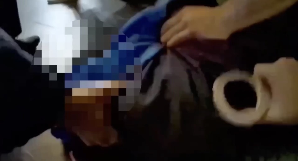 員警迅速趕到現場控制住嫌疑人。