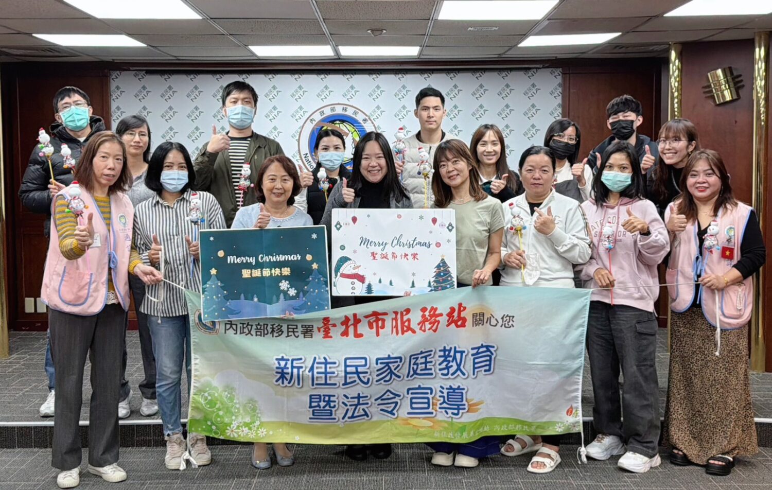 移民署北區事務大隊臺北市服務站邀請菲籍新二代鍾宜珊Mary Anne Sioco(前排左4),分享家鄉聖誕節必嚐的傳統點心,以及她在臺灣追夢成為節目主持人的心路歷程。