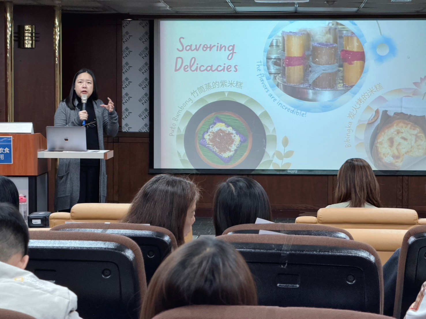 鍾宜珊分享,菲律賓人們在晨禱彌撒後,會享用傳統米製點心-Bibingka(菲式烤米糕)和 Puto Bumbong(紫糯米竹筒糕),是聖誕期間必不可少的傳統美味。