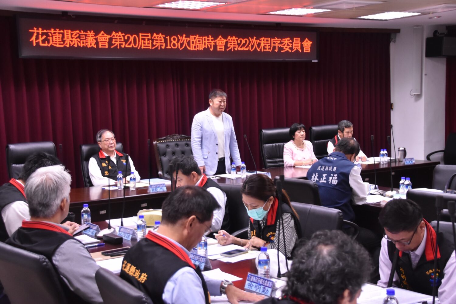 花蓮縣議會議長張峻(站立者)呼籲縣府立即完成預算修正,啟動實質重建,讓受災家庭真正看到希望。