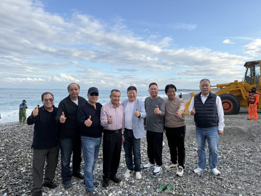 副議長們在七星潭欣賞海天一色的景致,實地感受花蓮東海岸的自然魅力。(圖/記者 趙靜姸翻攝)