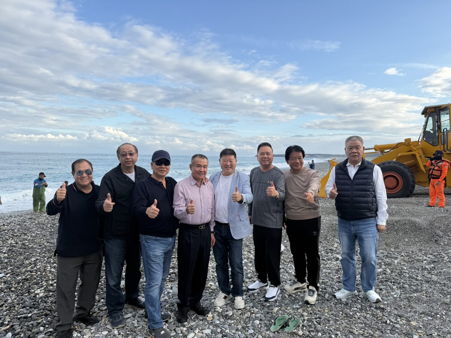 副議長們在七星潭欣賞海天一色的景致,實地感受花蓮東海岸的自然魅力。(圖/記者 趙靜姸翻攝)