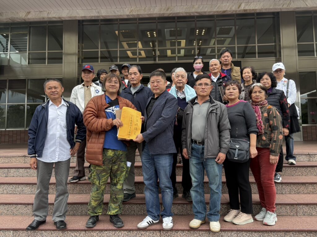議長張峻接下光復鄉 20 多位鄉親代表親自遞交的約 1,500 位鄉民連署的陳情書。（圖／記者 趙靜姸翻攝）